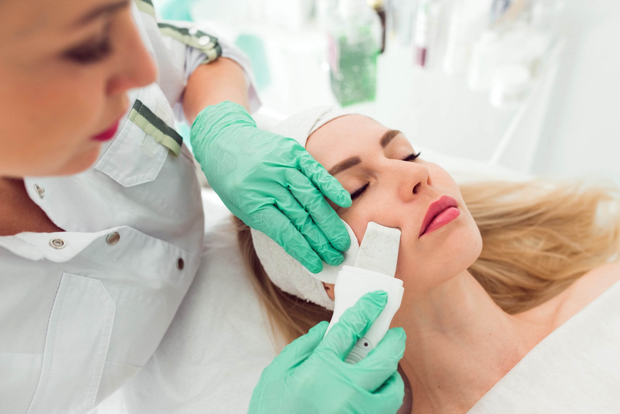 beautiful-woman-receiving-ultrasound-cavitation-facial-peeling-cosmetology-and-facial-skin-care.jpg beautiful-woman-receiving-ultrasound-cavitation-facial-peeling-cosmetology-and-facial-skin-care.jpg
